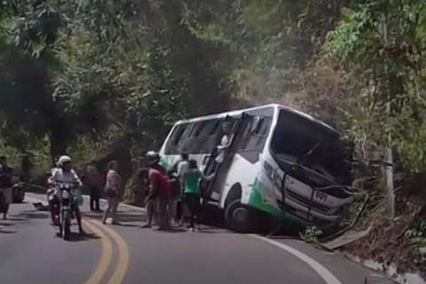 Topic derrapa e cai em vala durante trajeto na serra de Baturité, no Ceará