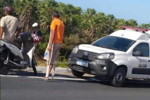 Carro sai da pista em curva entre Cruz e Acaraú no Ceará