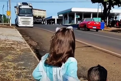 Mãe registra reencontro emocionante dos filhos com o pai caminhoneiro, que voltou de viagem
