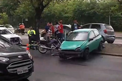 Passageira fica ferida após moto ser atingida por carro na Av. Raul Barbosa, em Fortaleza-CE