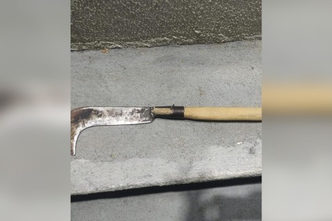 Homem é preso após tentar matar companheira com golpes de foice no interior do Ceará