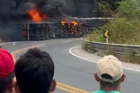 Caminhões colidem, pegam fogo e geram explosões na BR-222, no Ceará
