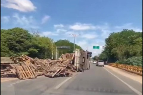 Caminhão tomba e interdita parcialmente avenida em Barbalha no Ceará