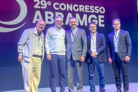 Elmano de Freitas firma parceria com Ministério da Saúde e setor privado para expandir atendimento do SUS em quatro municípios