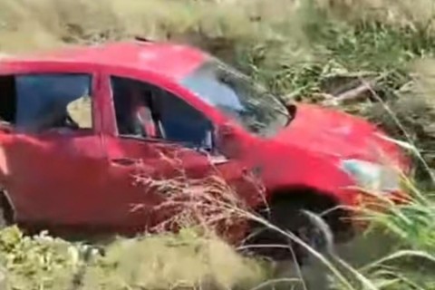 Carro se desprende de reboque e sai da pista em Tucunduba em Caucaia no Ceará