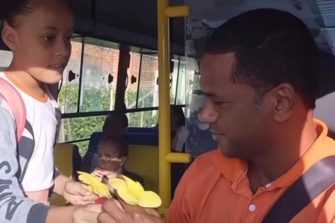 Motorista de ônibus escolar recebe flores de crianças e se emociona