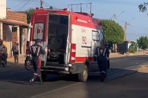 Acidente entre motocicletas deixa três pessoas feridas em Crateús-CE