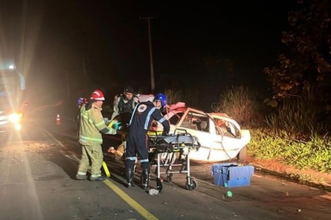 Seis pessoas morrem em acidente entre carro e ônibus, no duas crianças estão entre vítimas