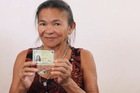 Idosa cria a própria data de nascimento, se dá nome completo e tira primeiro documento aos 70 anos