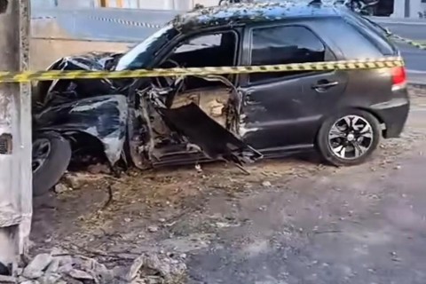 Veículo em alta velocidade colide em poste na cidade de Tamboril no Ceará