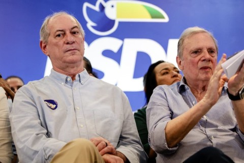 Ciro Gomes se filia ao PSDB ao lado de lideranças da oposição no Ceará