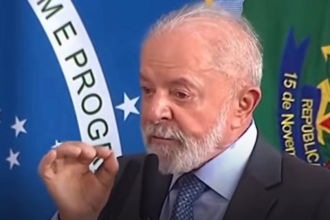 Prisão de Bolsonaro foi uma "lição de democracia" ao mundo, diz Lula