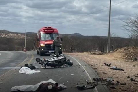 Motociclista morre com a cabeça decepada após colisão frontal
