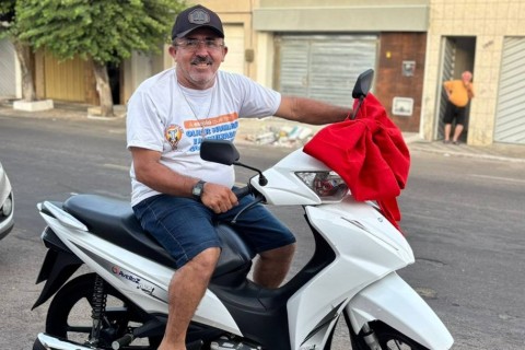 Pais de alunos se unem para comprar moto para porteiro de escola no interior do Ceará