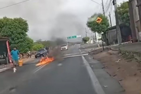 Queda de moto termina em incêndio e causa susto em Quixadá no Ceará