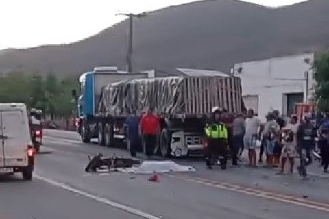Motociclista morre após ser atropelado por carreta na BR-222 em Itapajé no Ceará