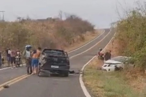 Colisão entre veículos mobiliza forças de segurança em Tauá, no Ceará