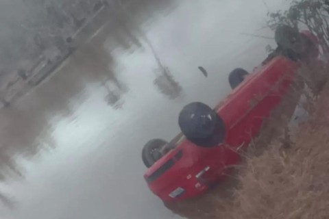 Carro é encontrado capotado dentro de açude no Ceará