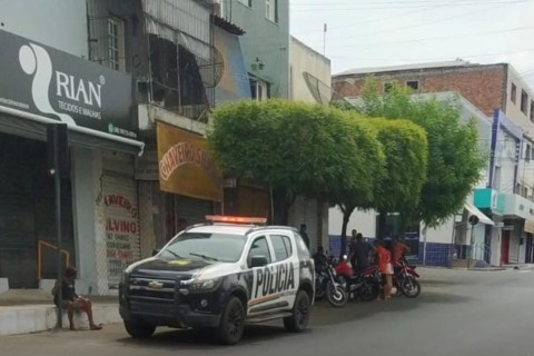 Homem é encontrado sem vida em calçada no Centro de Crateús-CE