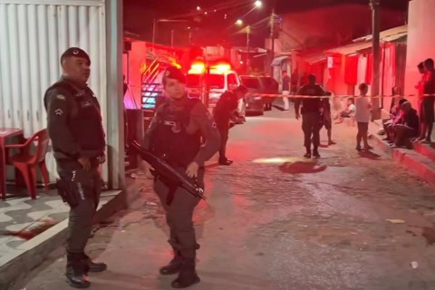 Perícia Forense chega ao local onde duas mulheres foram executadas a tiros