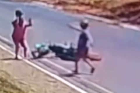 Assaltante derruba motociclista em movimento e toma veículo em Caucaia