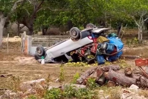 Caminhão baú colide na traseira de Fiat Strada e causa capotamento na CE-085, entre Jijoca e Cruz