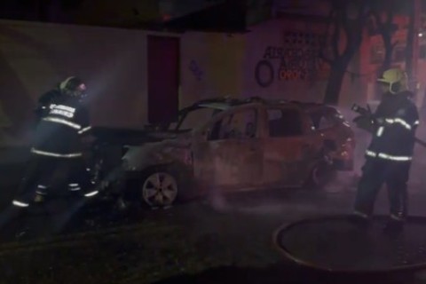 Viatura pega fogo durante abordagem policial em Fortaleza-CE