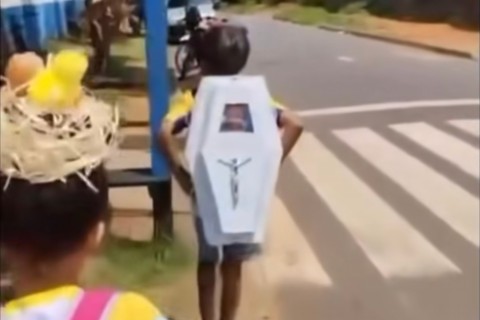 Menino leva mochila em formato de caixão para escola em homenagem ao pai falecido