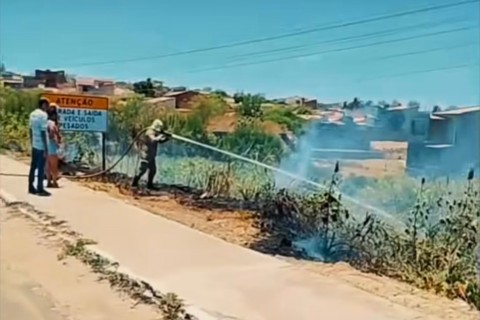 Incêndio em área de vegetação mobiliza Corpo de Bombeiros em Quixeramobim-CE