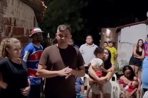 Vereador inaugura poste improvisado com barrote e vídeo repercute nas redes sociais