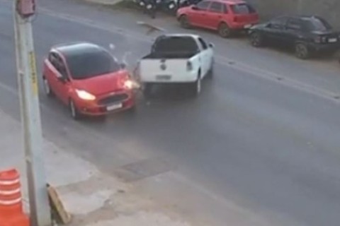 Veículo em alta velocidade derrapa na pista, colide em carro e derruba motos