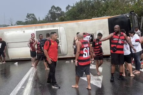 Ônibus com torcedores do Flamengo com destino para a Argentina capota e deixa feridos