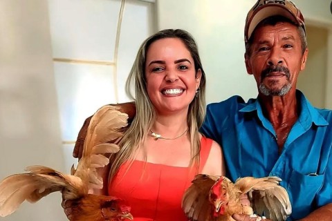 Agricultor presenteia secretária de saúde com galinhas em forma de gratidão
