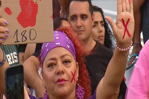 Protesto contra feminicídio reúne milhares de pessoas na Praia de Iracema, em Fortaleza-CE