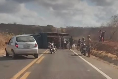 Acidente com caminhão de carga viva entre Mombaça e Tauá deixa apenas danos materiais