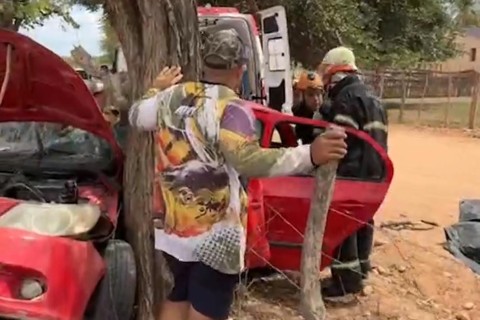 Acidente em estrada vicinal deixa carro destruído após colisão com árvore em Limoeiro do Norte-CE