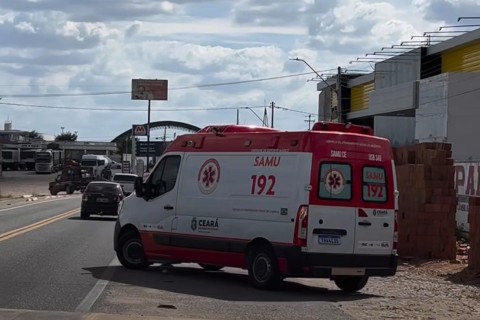 Motociclista sofre queda e é socorrido pelo SAMU na Avenida Edilberto Frota, em Crateús-CE