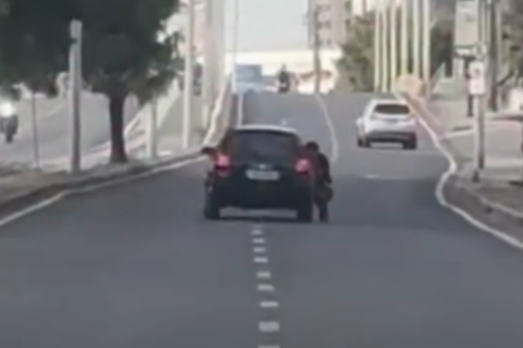 Motorista faz zigue-zague e arrasta assaltante preso a carro por ruas de Fortaleza-CE