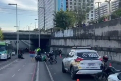 Motociclista de app morre ao ser jogado contra poste após colisão; condutor de carro fugiu