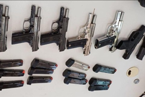 Passageiro é preso ao transportar 7 pistolas e 12 carregadores de arma em ônibus de viagem no Ceará