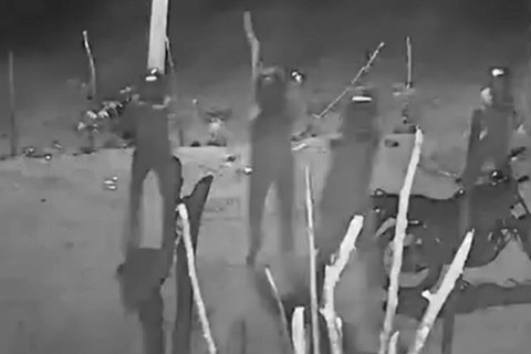 Grupo de homens cerca casa e dispara várias vezes; vítima levou um tiro