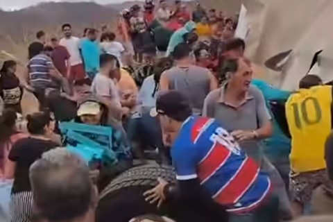 Carreta tomba na BR-116 no interior do Ceará e carga é saqueada por moradores