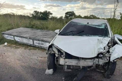 Pneu estoura e carro colide contra parada de ônibus entre Santa Quitéria e Hidrolândia