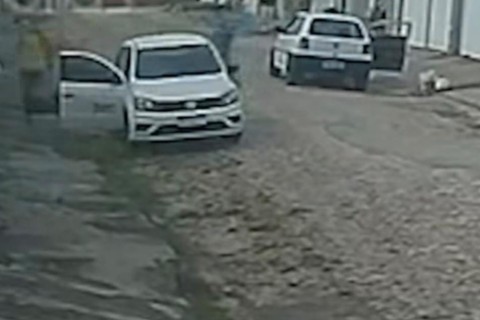 Criminosos invadem casa, fazem família refém e roubam TV, roupas e botijão
