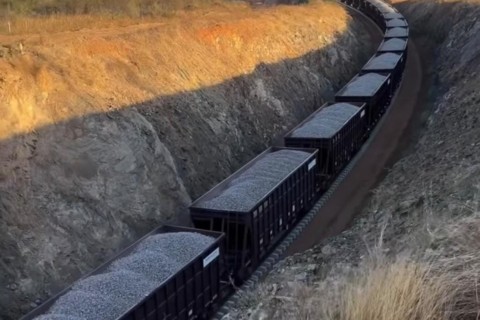 Trem da Transnordestina chega carregado com brita em Acopiara, no Ceará