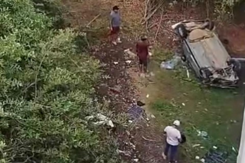 Adolescente de 16 anos morre e quatro jovens saem feridos em capotamento em Lavras da Mangabeira