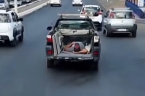 Homem tira cochilo na carroceria de carro em movimento no Ceará; infração é gravíssima