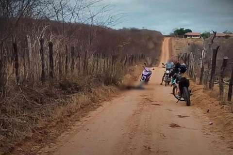 Corpo de jovem é encontrado às margens da CE em Quiterianópolis; motocicleta estava intacta a poucos metros