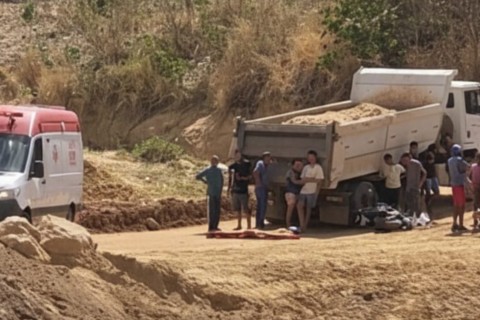 Mulher morre e criança fica ferida após caminhão desgovernado atingir moto da família no interior do Ceará