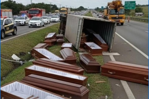 Caminhão carregado de caixões tomba em rodovia e detalhe inusitado chama atenção